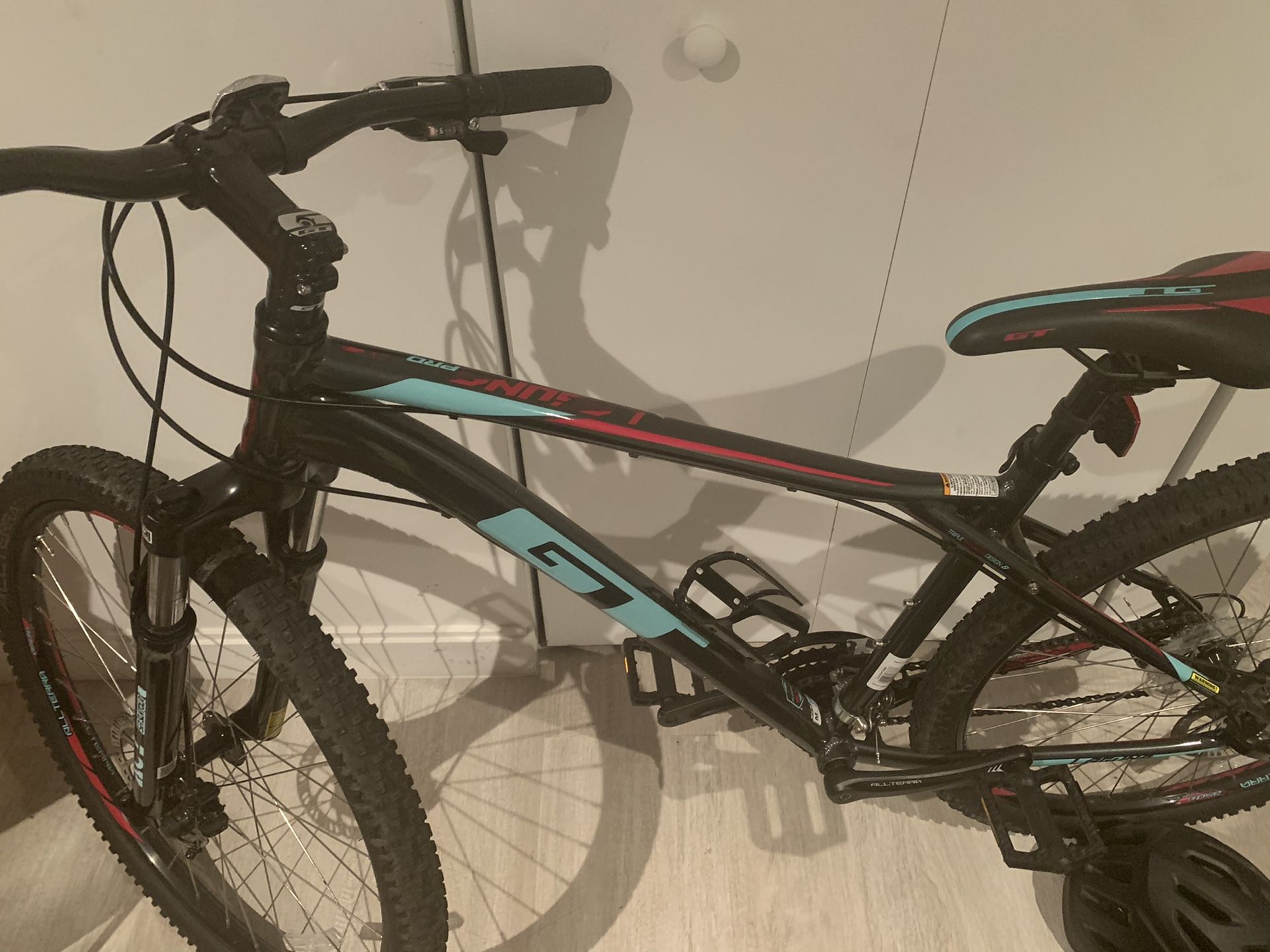 GT Women’s Laguna Pro Mountain Bike Frame Size 17” for Sale in Miami