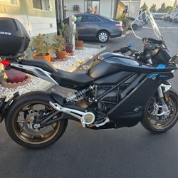 2023 Zero SR/S motorcycle 