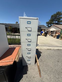 File cabinet with 5 drawers