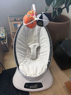 4moms MamaRoo Baby Swing with Toy Bar