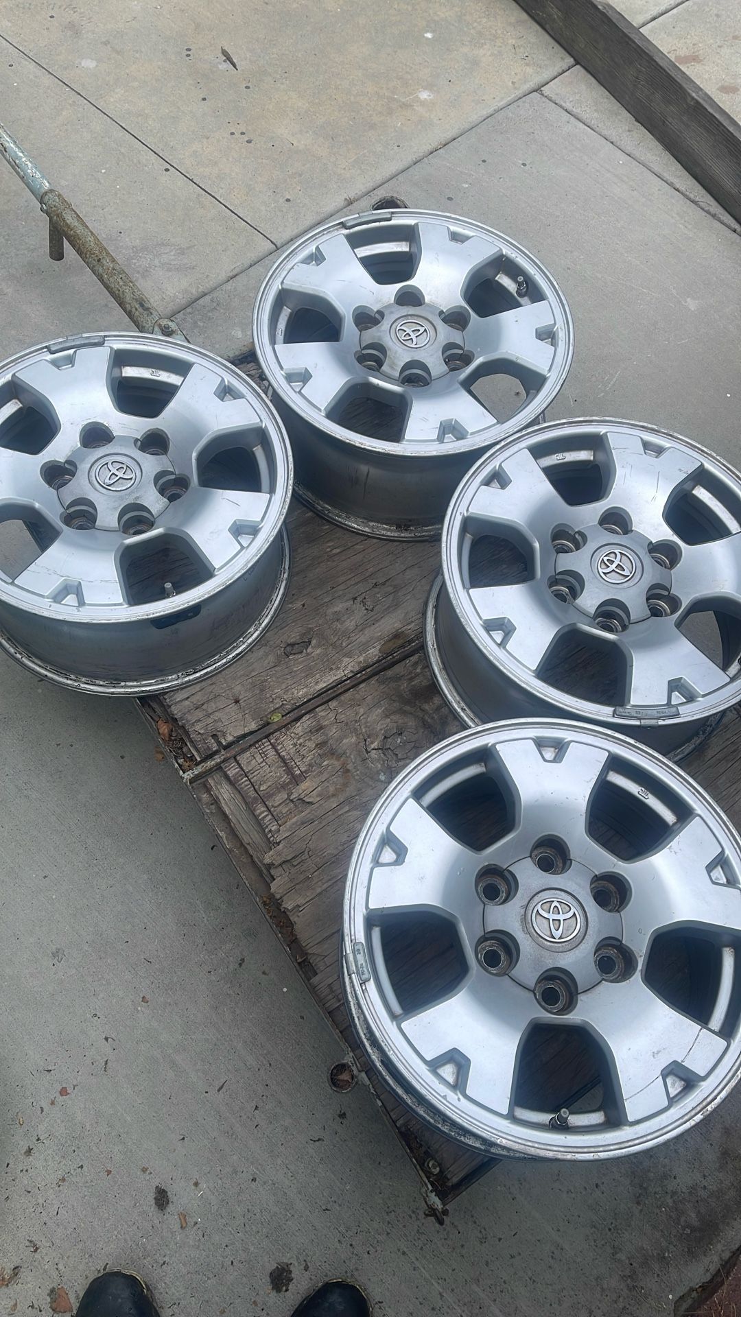 Toyota Aluminum Rinse 16 Size With Air Sensors In Excellent Condition Conditions