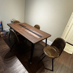 table with 4 chairs like new