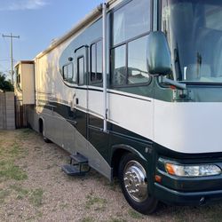 2004 39FT SUNVOYAGER BY GULF  STREAM Double Slide Out Low Miles Immaculate Condition