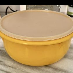Vintage Tupperware  Harvest Gold/yellow fix n mix bowl