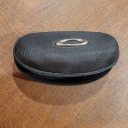 Oakley Large Hard Shell Mesh Zip Sunglasses Case Black 12525. Pre-owned, 
perfect shape, please see photos for details. will fit large size glasses