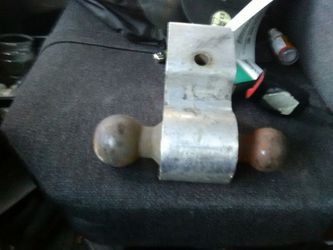 Dual sized lower trailer hitch