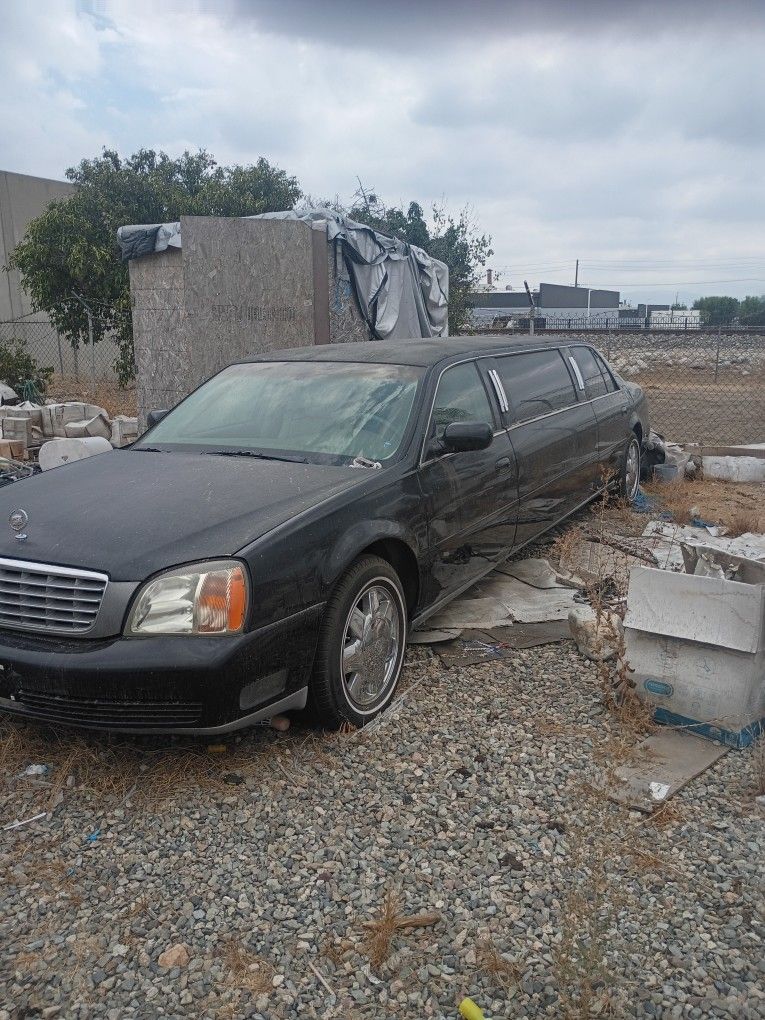 2005 CADILLAC LIMO