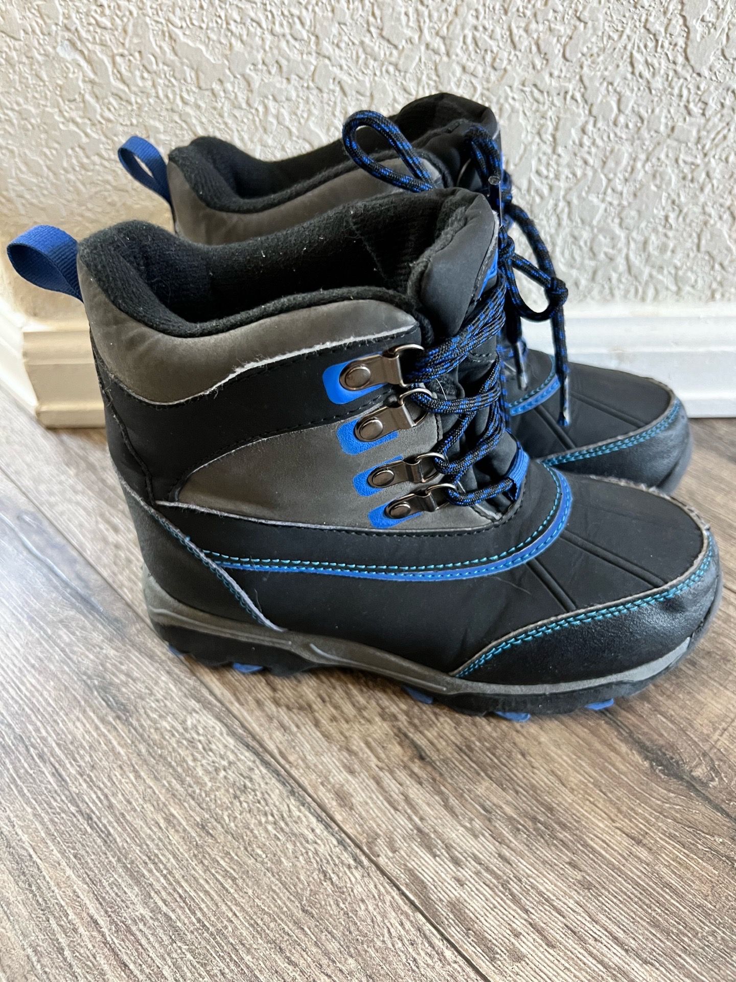 Boys size 1 winter boots by Totes