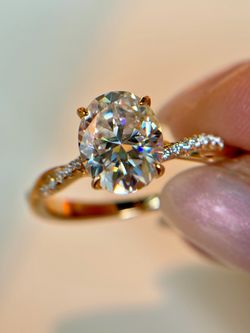 Brand New 18K Gold Plated 2Ct Oval Cut VVS1 D Color Moissanite Solitaire Ring in 7
