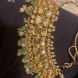 choker set with earring and mang tikka