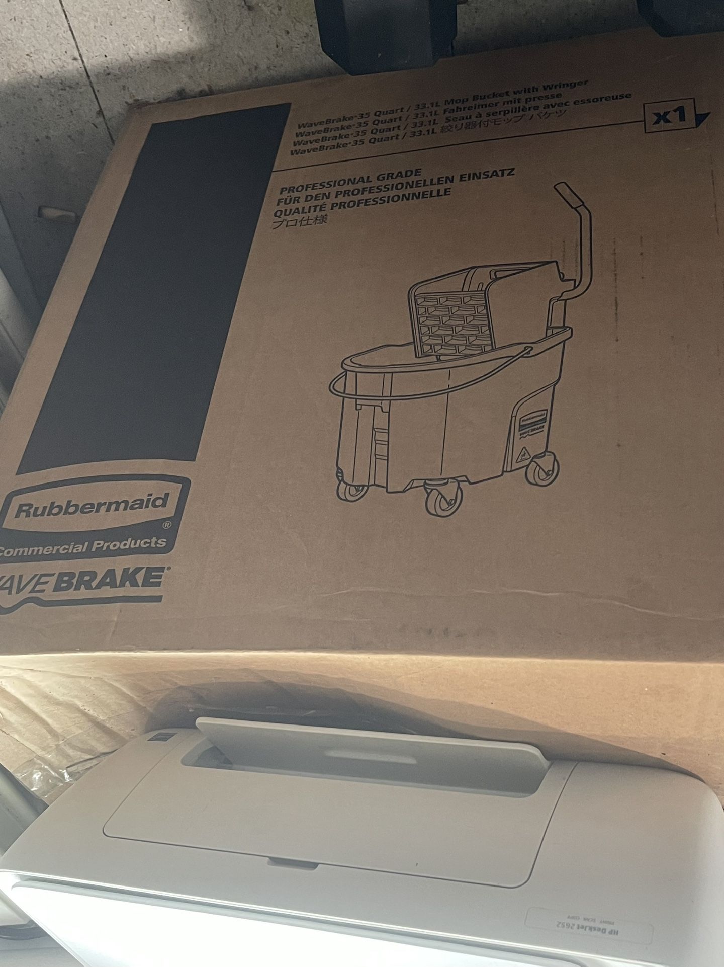 Rubbermaid Commercial Products WaveBrake 35 Qt