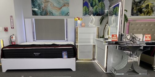 White 5 PC Lacquer Bedroom Set THIS WEEKEND ONLY! $1,599/Juego de dormitorio blanco lacado de 5 piezas ¡SOLO ESTE FIN DE SEMANA! $1,599