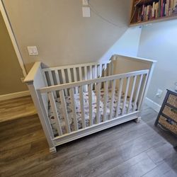 Pottery Barn Larkin Crib, white clean like new