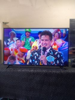 50 inch Roku 4k smart tv beautiful tv comes with remote control shows great quality clear picture works perfect guaranteed