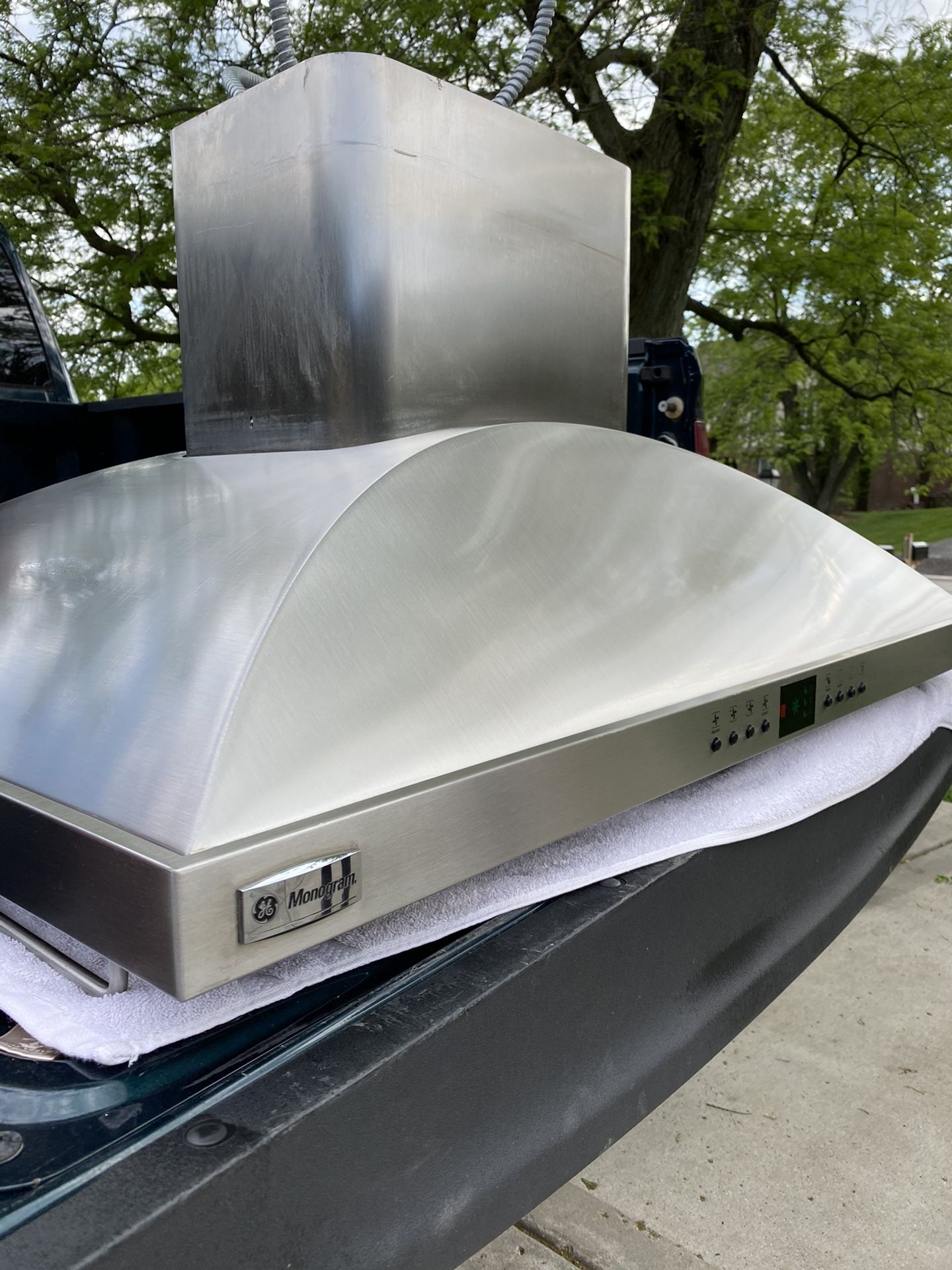 GE Monogram Chimney Ventilation Hood for Sale in Willowbrook, IL - OfferUp