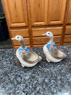 Vintage Pair of Duck Geese Salt and Pepper Shakers. Preowned never used . The bottom Has some wear due to sitting on display in a cabinet for many yea
