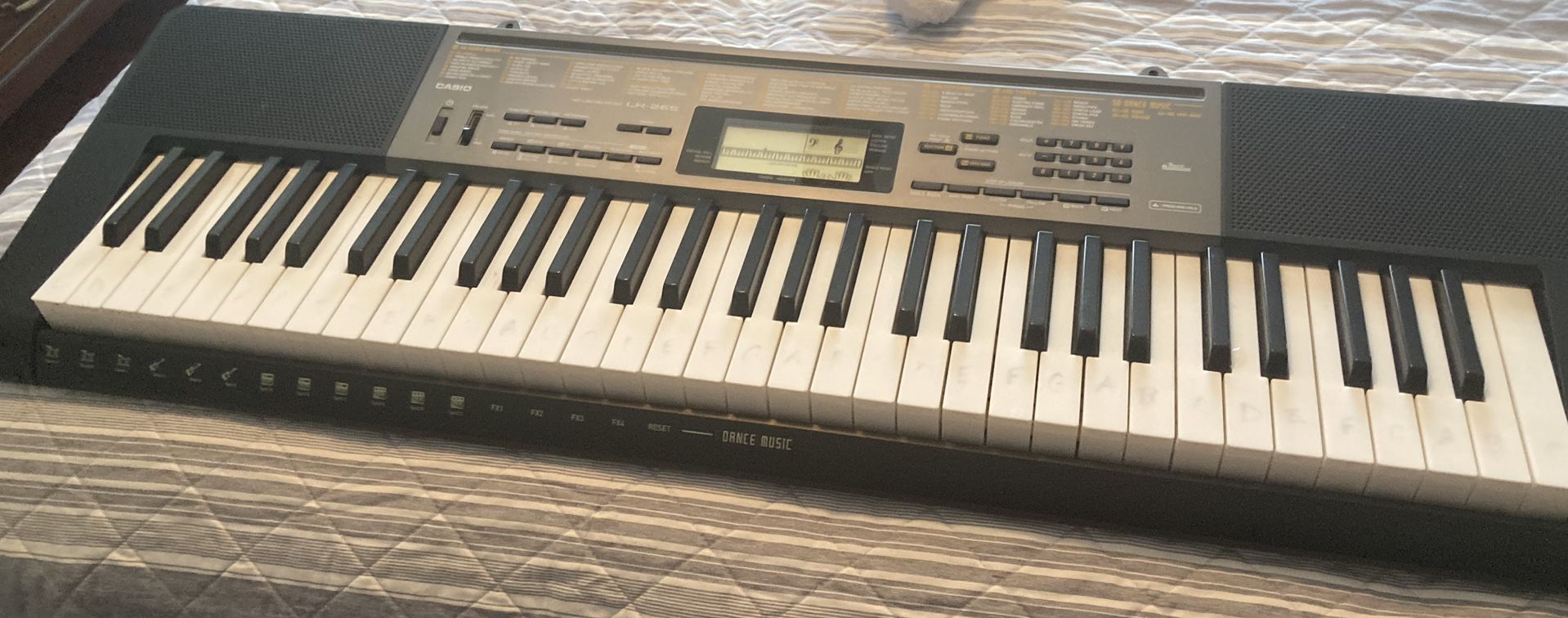 Like New Keyboard With Stand