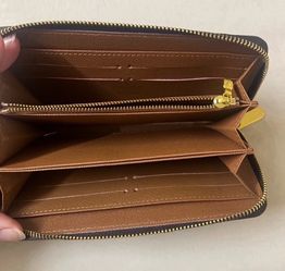 Brand new woman’s brown wallet details in the photo gallery pickup Gaithersburg md20877