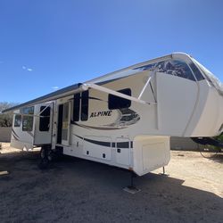 2012 Alpine 5th Wheel Trailer  39’