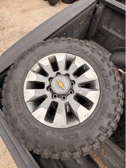Silverado/Gmc 2500 rims and tires new 20s