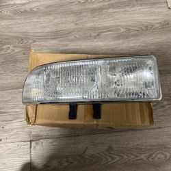 98-05 Chevy Blazer, 98-04 S10 New Right Passenger side Headlight GM(contact info removed)