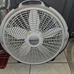 LASKO WIND MACHINE  18IN WIDE