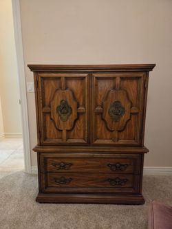HEAVY- Wood dresser/cabinet