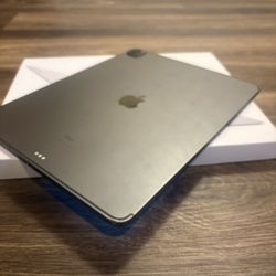 Apple iPad Pro 12.9. 4th Gen/ Magic Keyboard