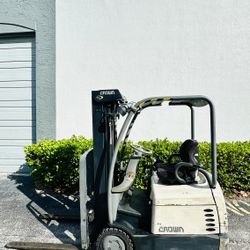 Crown Electric Forklift Three Wheels Super Compact, Three Stage Mast, Side Shifter 4,000 lbs