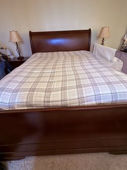 BEAUTIFUL SOLID WOOD QUEEN BEDROOM SET!!