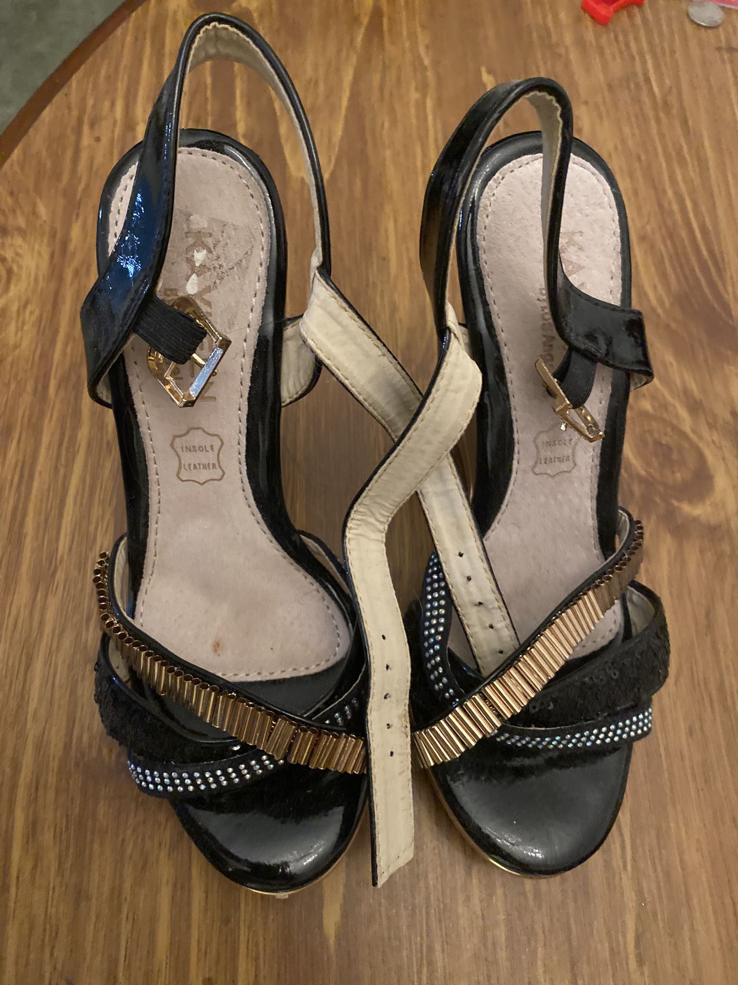 Kayleen Black & Gold Wedge Sandals – Size 6