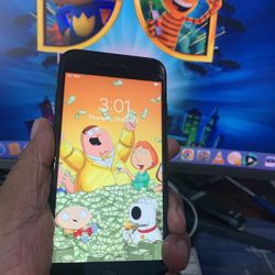 iPhone 7-32Gb unlocked Small Crack $55