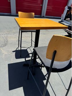 Bar table with 2 bar chairs