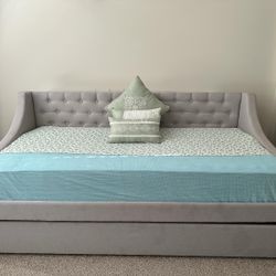 Day Bed With Twin Size Trundle 