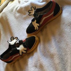 Old School mickey mouse hugs vans