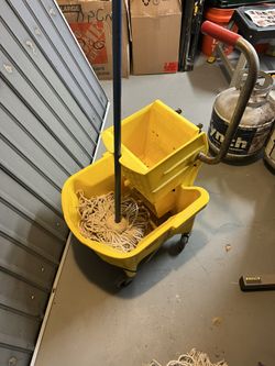 Mop Bucket with Built-In Wringer 32qt