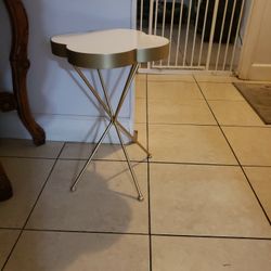 Preciosa Pequeña Mesita Para La Habitación De Una Niña 