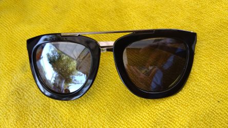 Nice sunglasses 👓 excellent condition