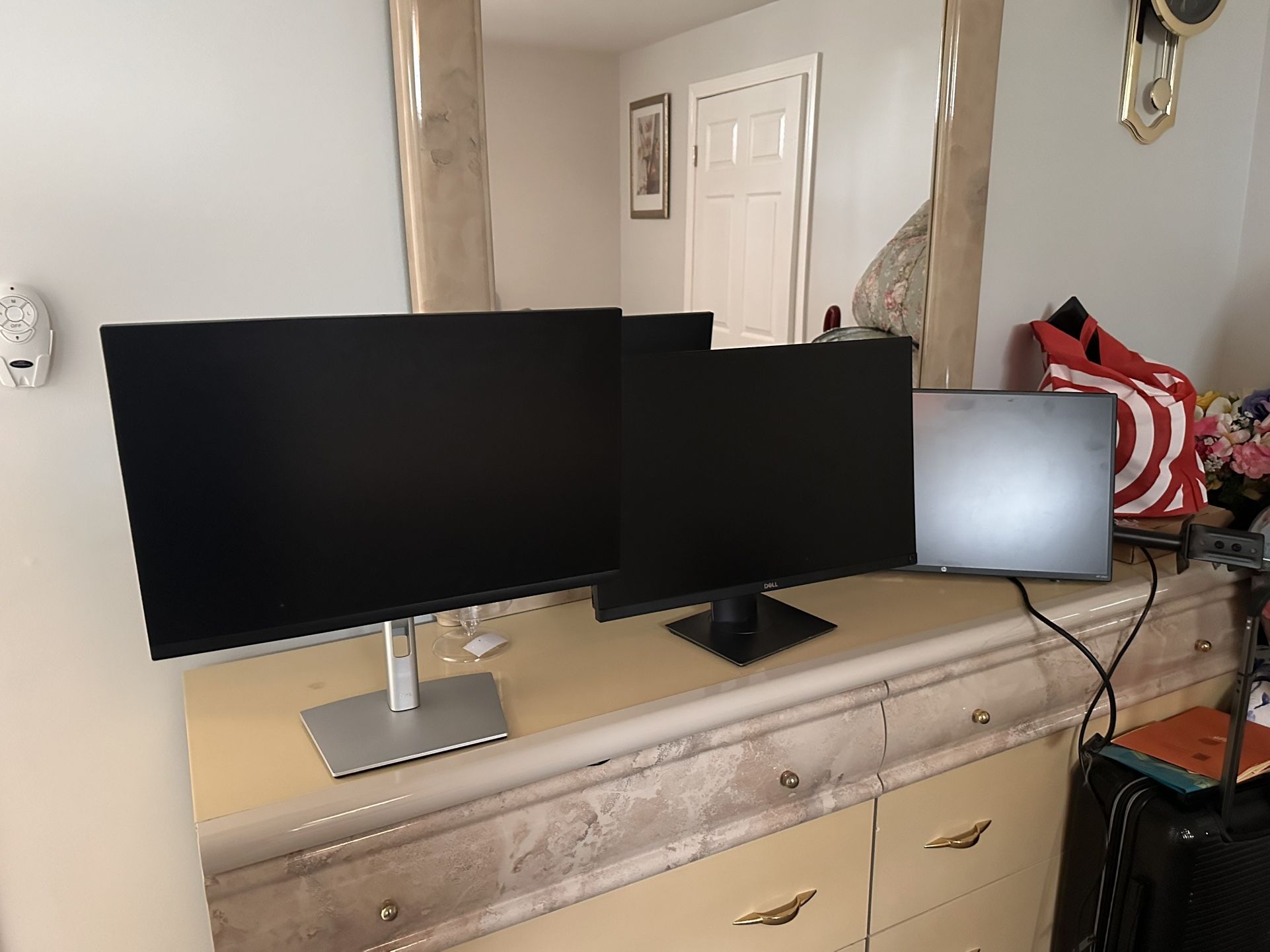 3 Monitors With Wires