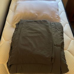 Bedding Set. Sheets, Comforter & Pillows