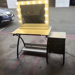 Makeup Vanity Mirror And Table 