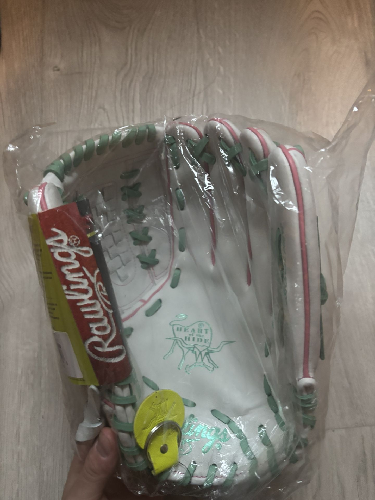 Rawlings Heart of the Hide 12.5” Fastpitch Softball Glove – White/Mint – NEW