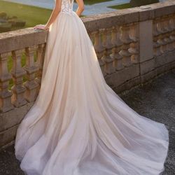 Ball-Gown V-neck Sleeveless Lace/Tulle Wedding Dresses With Appliques Lace