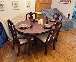 DINING SET | CLASSIC MAHOGANY STYLE TABLE, 6 CHAIRS, & PROTECTIVE PADS | $200