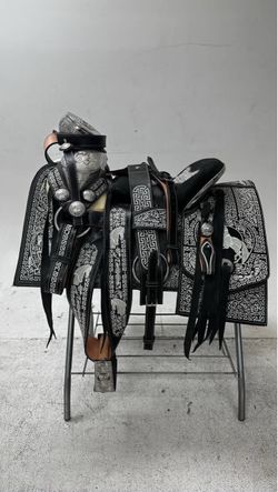 Montura charra bordada con Herrage y fuste buchón plateado