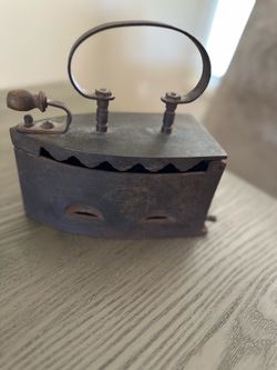 Vintage Charcoal Box Iron with Wood Handle – Rustic Ironing Collectible