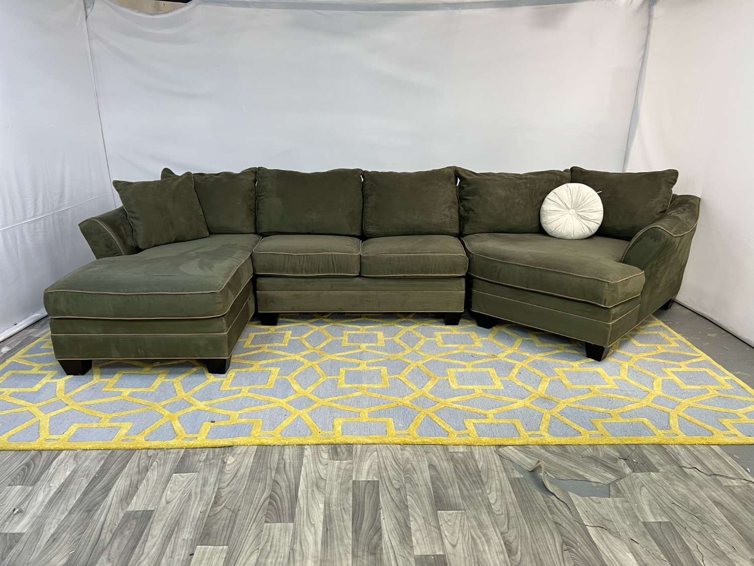 ( Delivery Available ) Raymour & Flanigan Foresthill Dark Green Sectional Couch