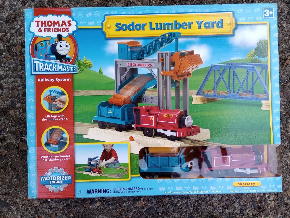 2006 Thomas & Friends Trackmaster Sodor Lumber Yard Motorized Engine Set NIB New
