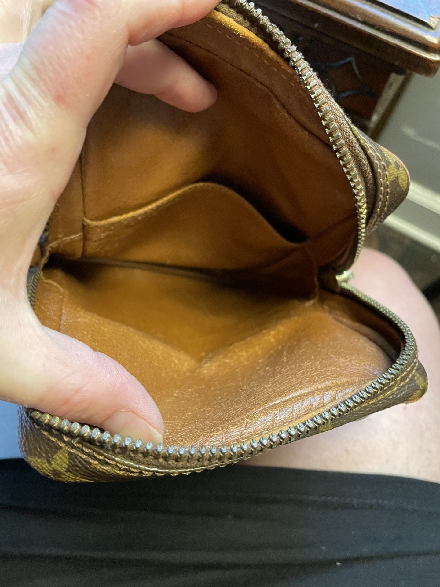 Authentic Louis Vuitton crossbody for Sale in Beacon, NY - OfferUp