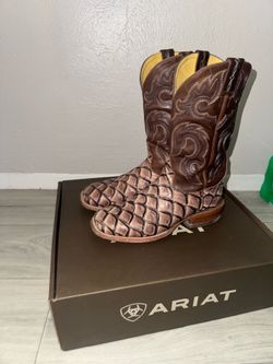Cavender’s Men boots ( fish print )